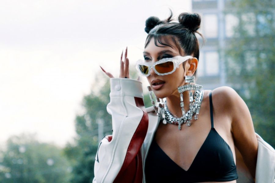 Hande Yener Yaza Romantik Girdi