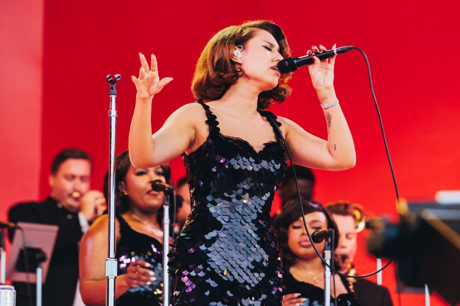 RAYE Hayranlarından Özür Diledi