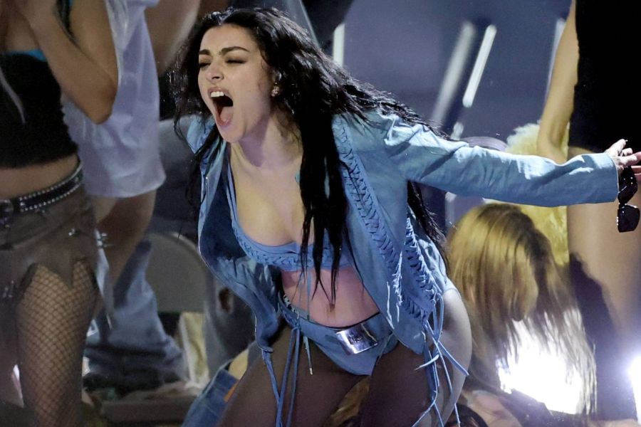 Charli XCX ‘Brat’ Yazına Veda Etti: “Belki de bu yaz farklı biri parlamalı?”