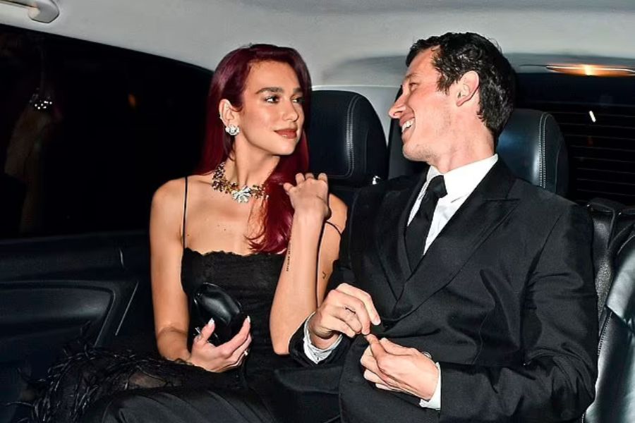 Dua Lipa ve Callum Turner Nişanlandı