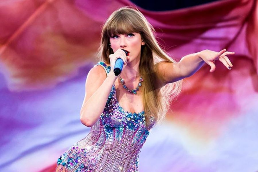 Taylor Swift Yılın Sanatçısı Ödülünü Aldı