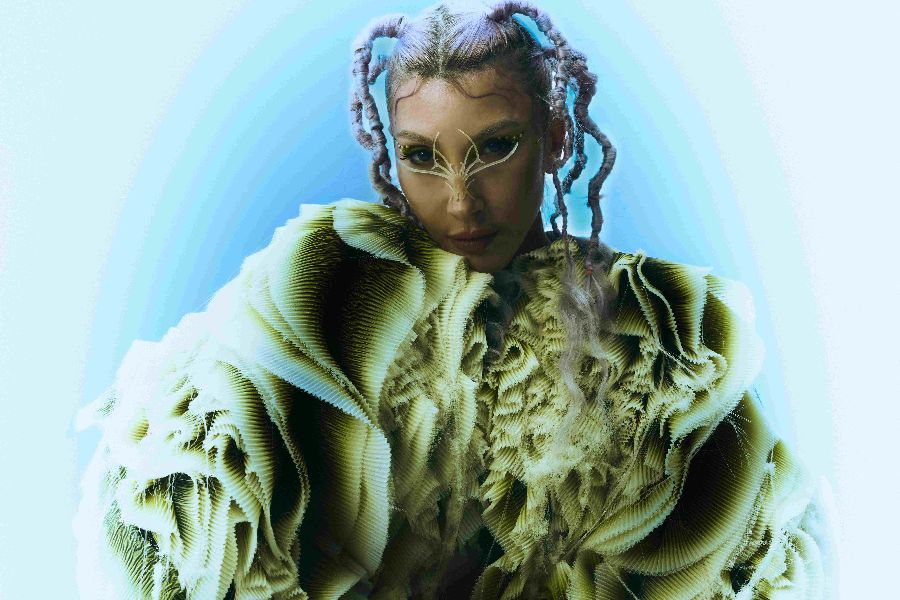 Hande Yener Yeni Şarkısını Sevenlerinin Beğenisine Sundu