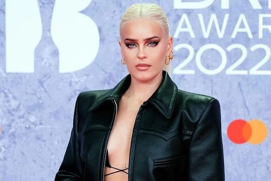 Anne Marie Ödül Töreninde Yere Kapaklandı