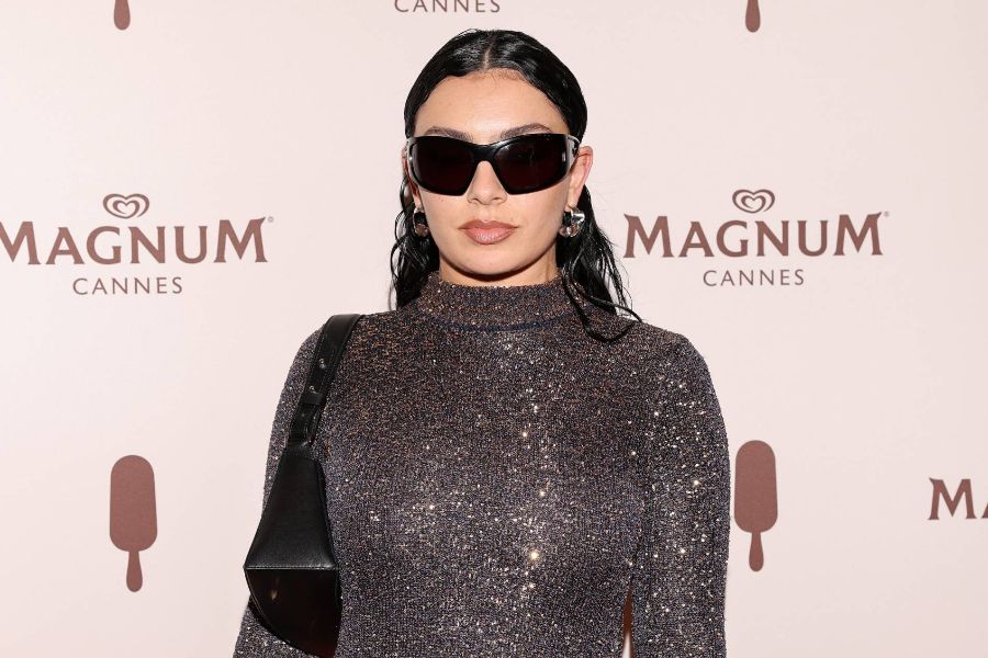 Charli XCX Yeni Şarkısını Duyurdu