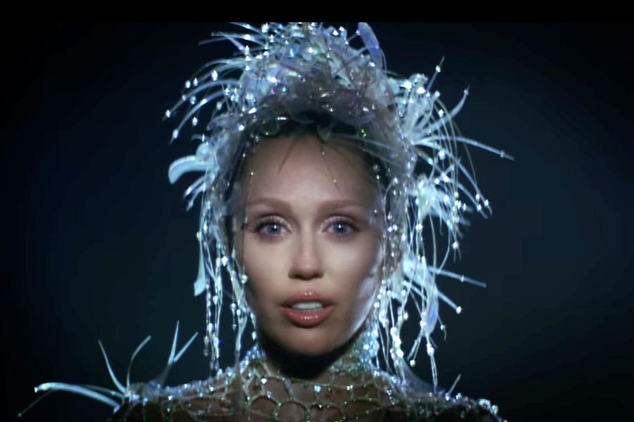 Miley Cyrus Yaklaşan Albümünden Yeni Şarkı Yayınladı