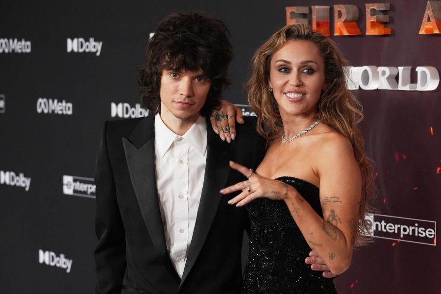 Miley Cyrus Nişanlandı