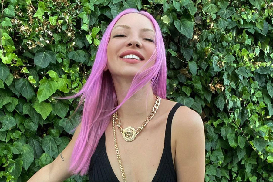 Ece Seçkin'in Yeni Şarkısı "Bon Voyage" Yayında