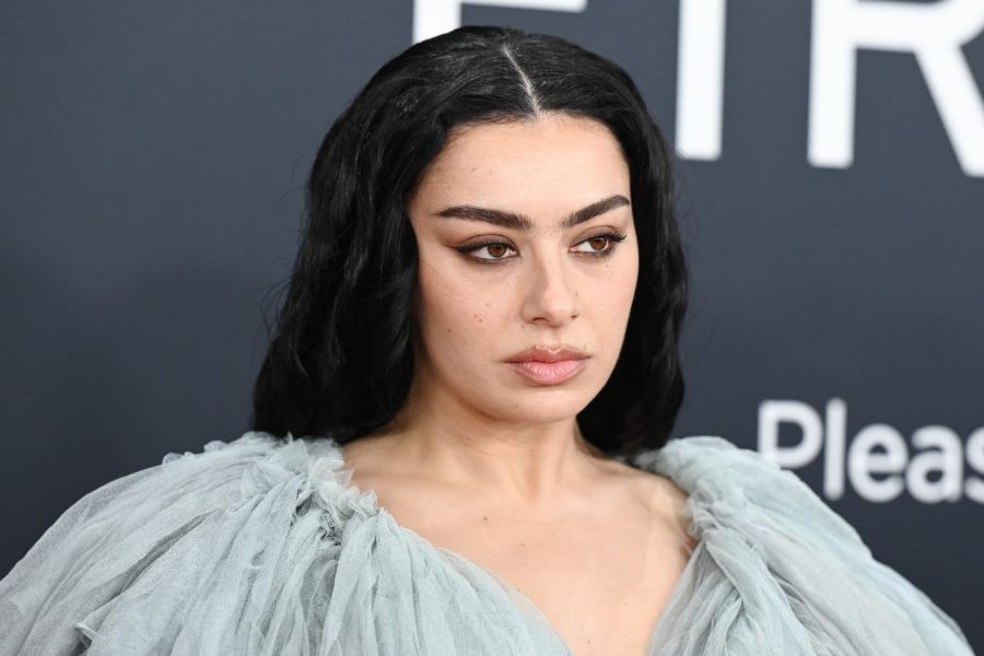 Charli XCX Yılın Şarkı Yazarı Ödülünün Sahibi!