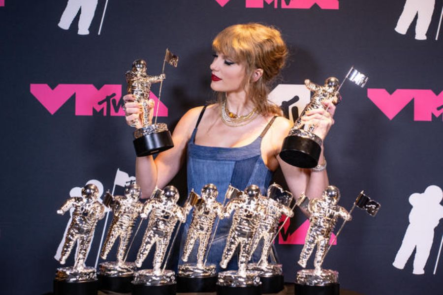 Taylor Swift MTV EMA'da Ödüllere Doymadı 