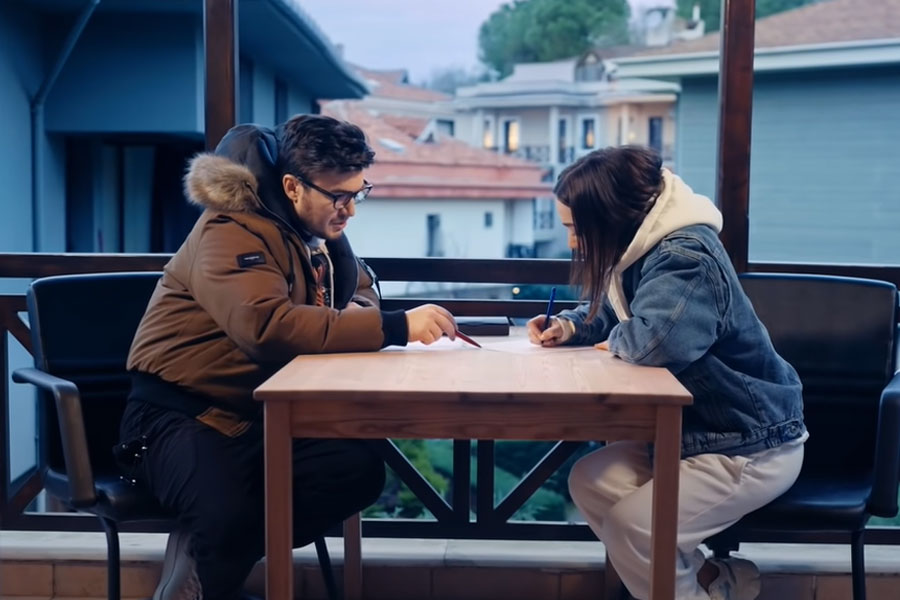 Mustafa Ceceli ve Nigar Muharrem'den "Salıncak"