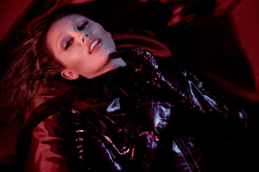 Miley Cyrus’tan Disko Esintili Yeni Klip: End Of The World Yayında