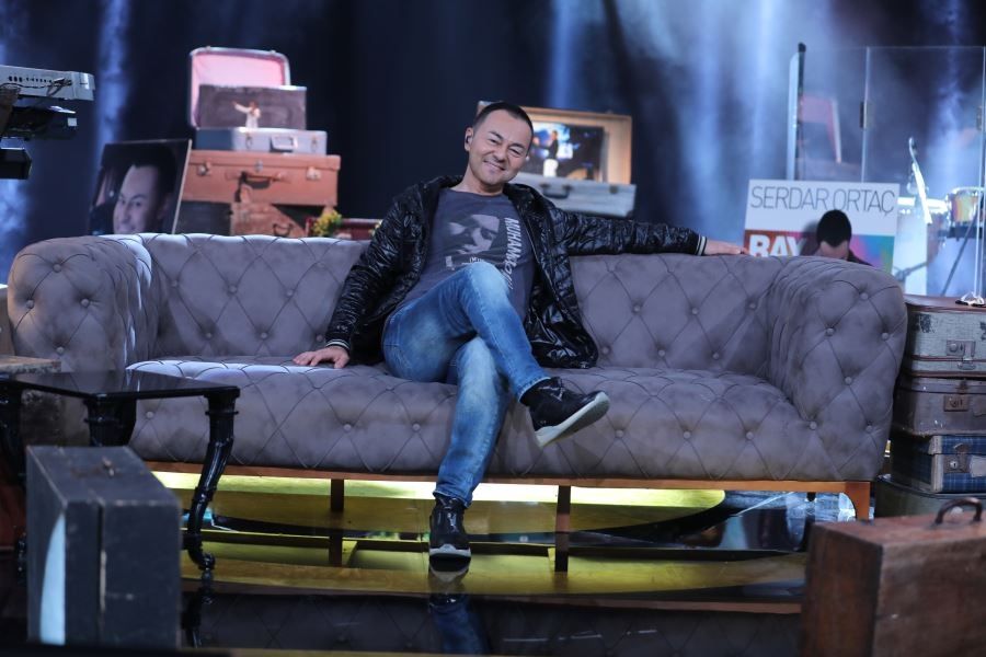 "Serdar Ortaç Akustik Vol 2" Müzikseverlerle Buluştu