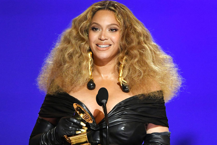 Beyonce Tarihi Grammy Başarısını Kutladı