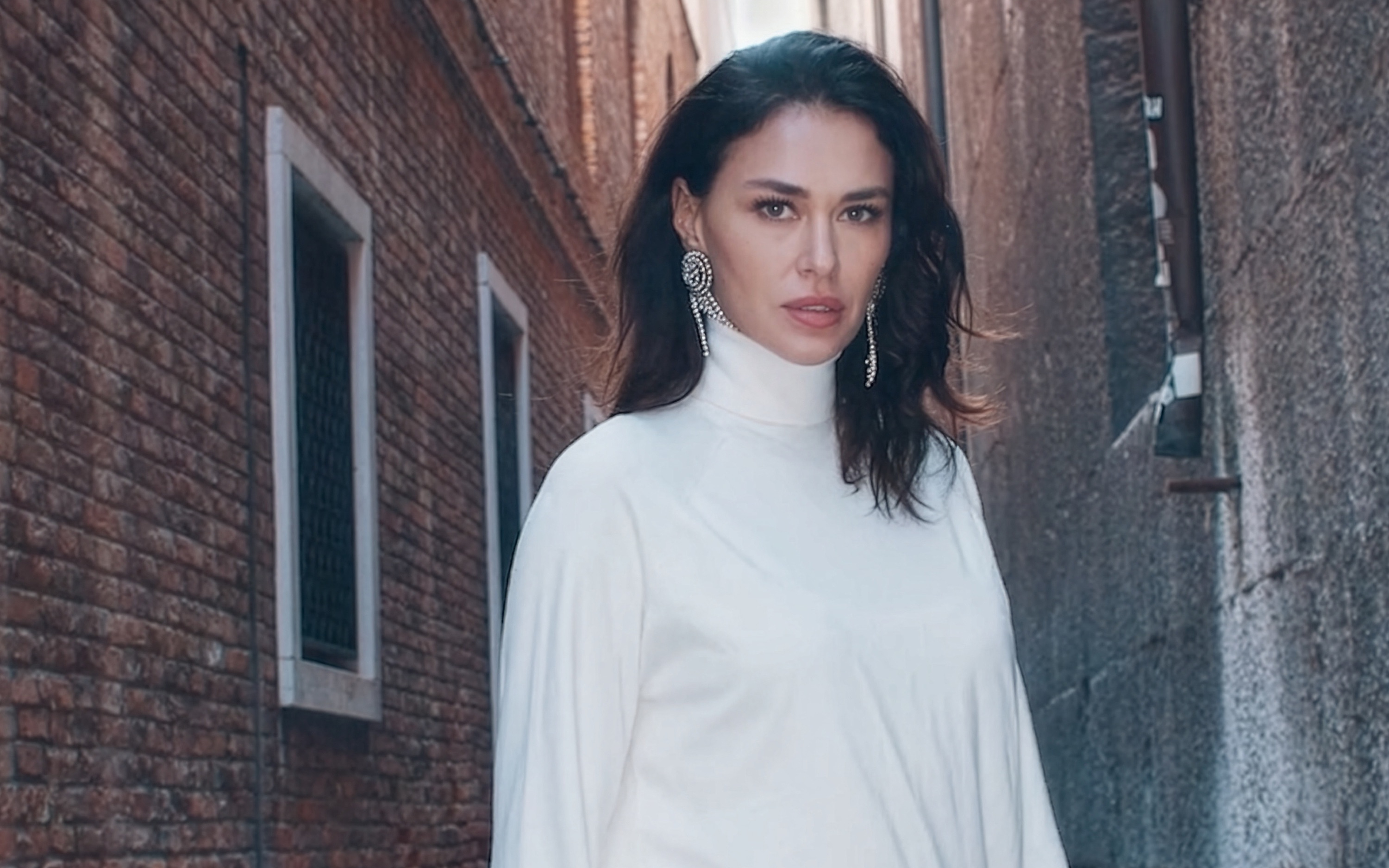 Ayşe Hatun Önal Yeni Şarkısıyla Geri Döndü!